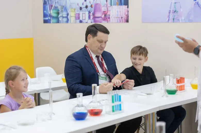 Дети и взрослые у лабораторного стола