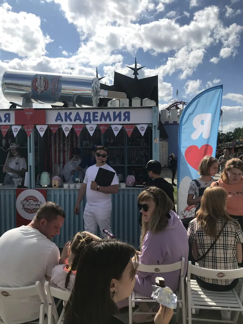 Шатёр Молочной академии на уличной площадке, зрители на стульях