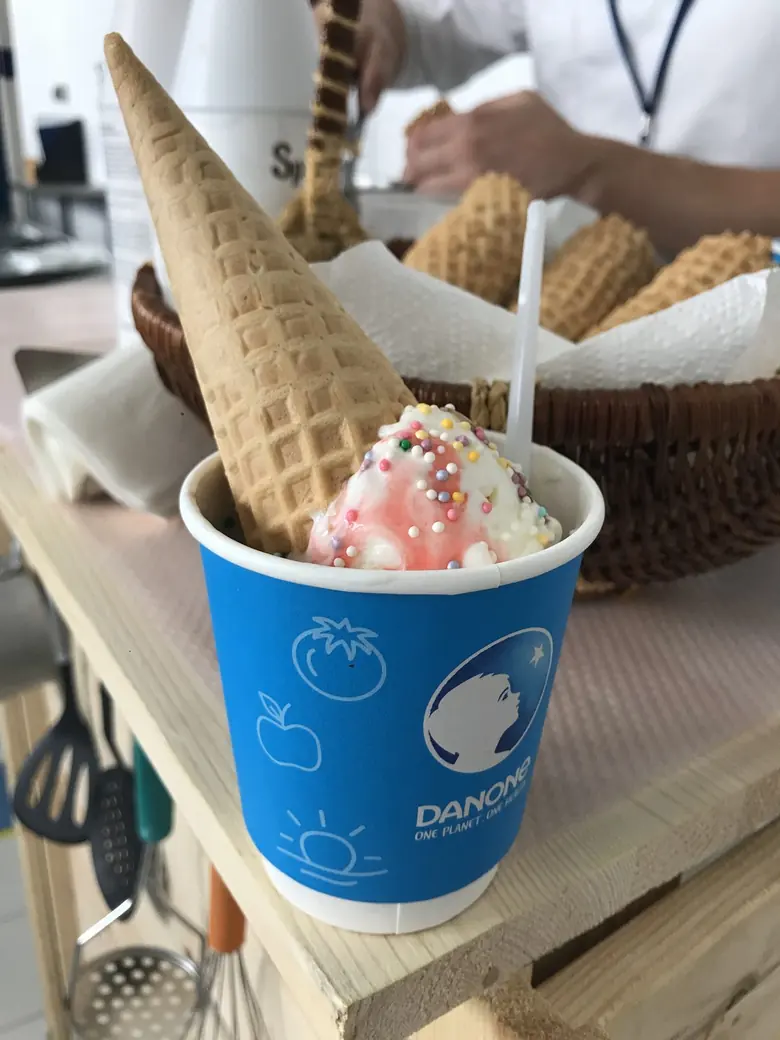 Рожок азотного мороженого в стаканчике с логотипом Danone
