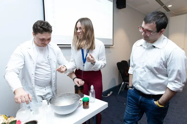Дети за лабораторным столом