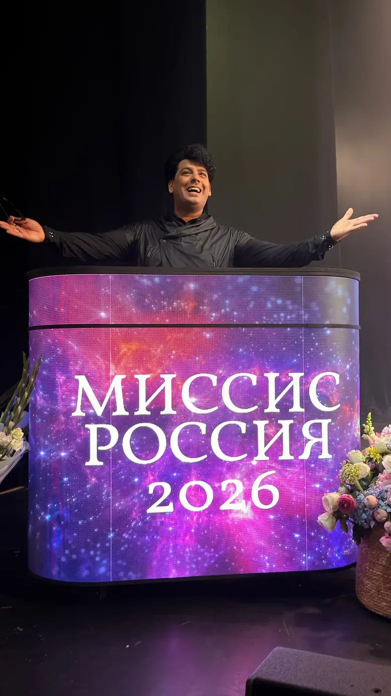 Светодиодная стойка на сцене: корпус светится целиком и показывает заставку мероприятия