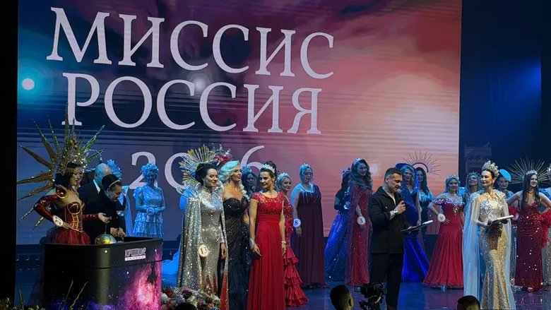 Сцена финала конкурса: светодиодный задник во всю ширину сцены и участницы