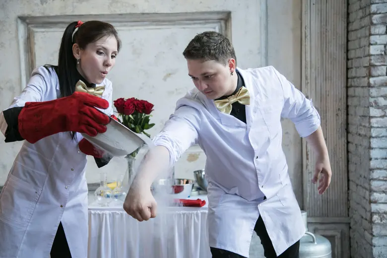 Два ведущих у стола
